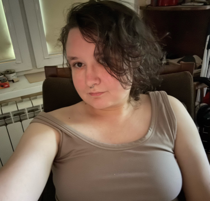 An undated selfie image of trans woman and plural sytem Lyra Nem (it/its).